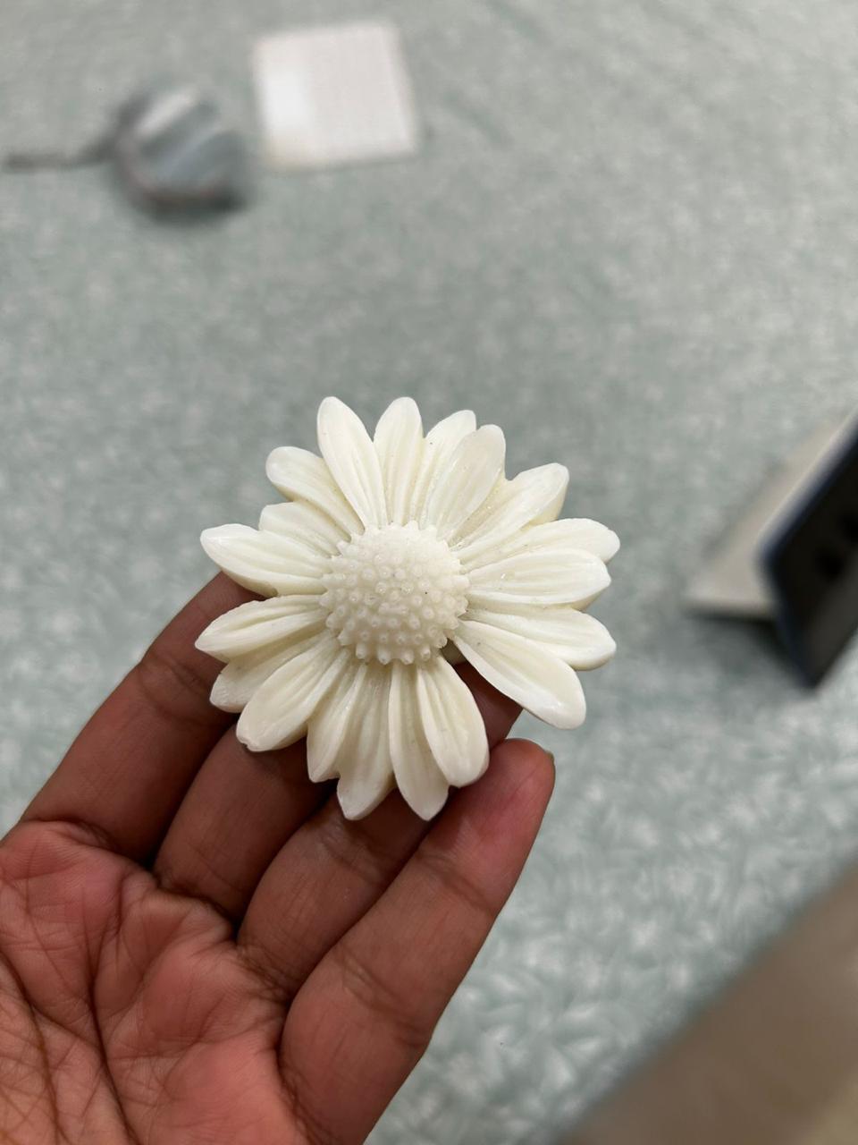 Daisy Glow Floral Candle